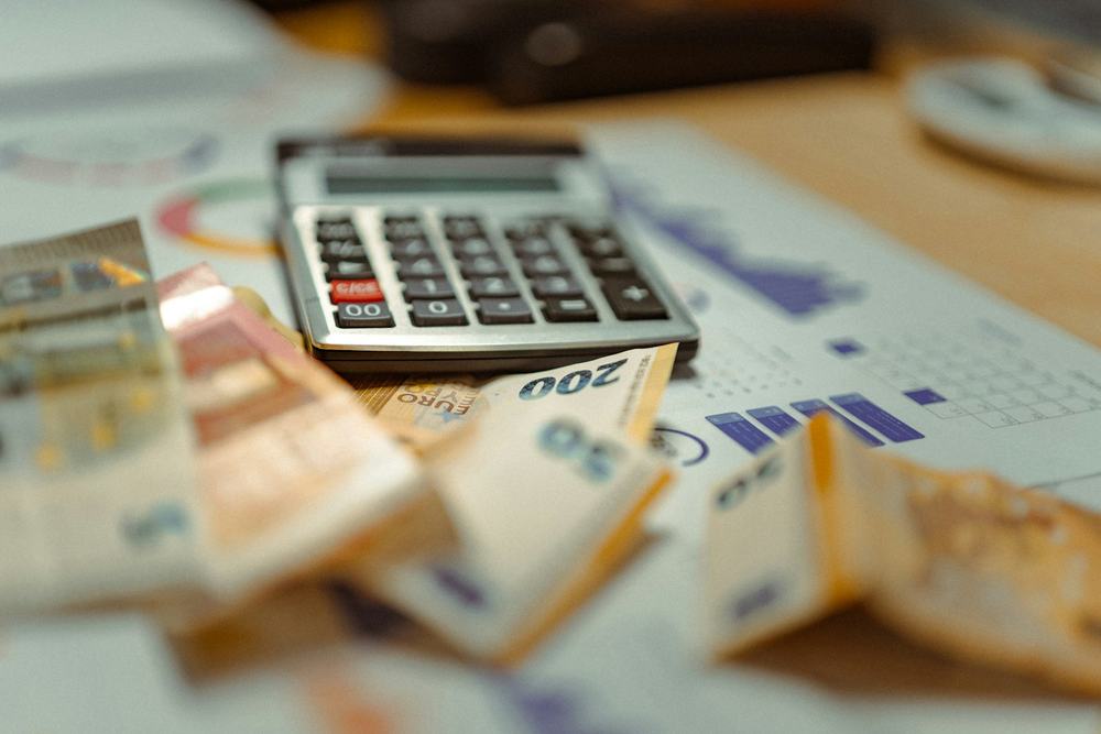 Billets, calculatrice et documents : exemple de dépense à justifier